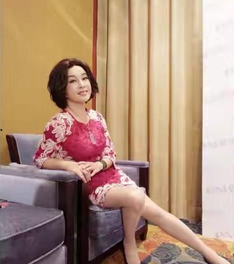 刘晓庆在家照片,尽显生活惬意时光