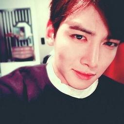 池昌旭的生活照,魅力四溢，尽显明星风采